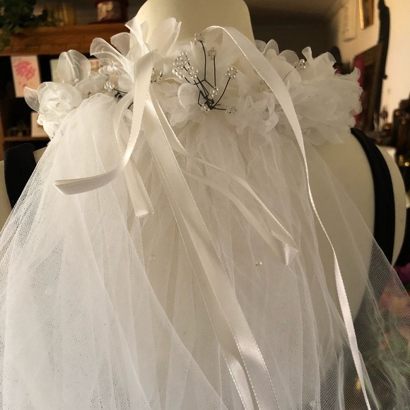 Vintage White Crown Veil main image 5